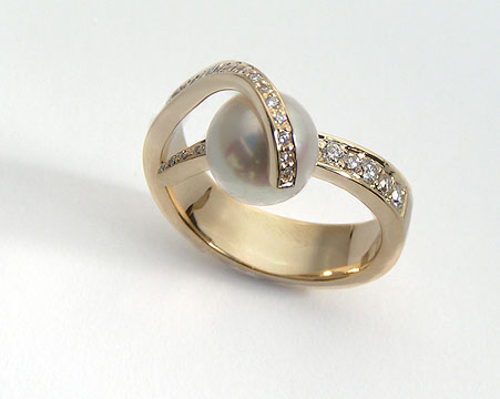 akoya pearl with diamonds